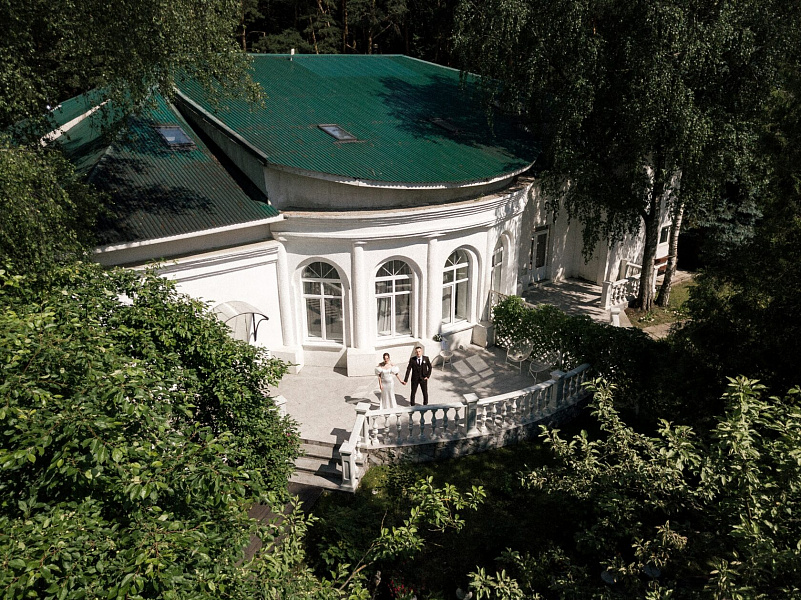 Усадьба "Лесной берег", Белоснежная веранда и усадьба